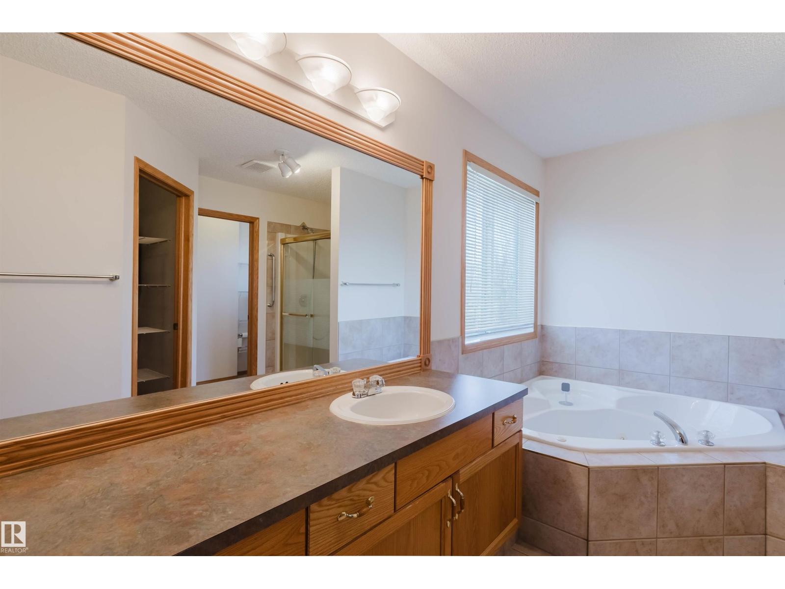 8608 160A AV NW, Edmonton