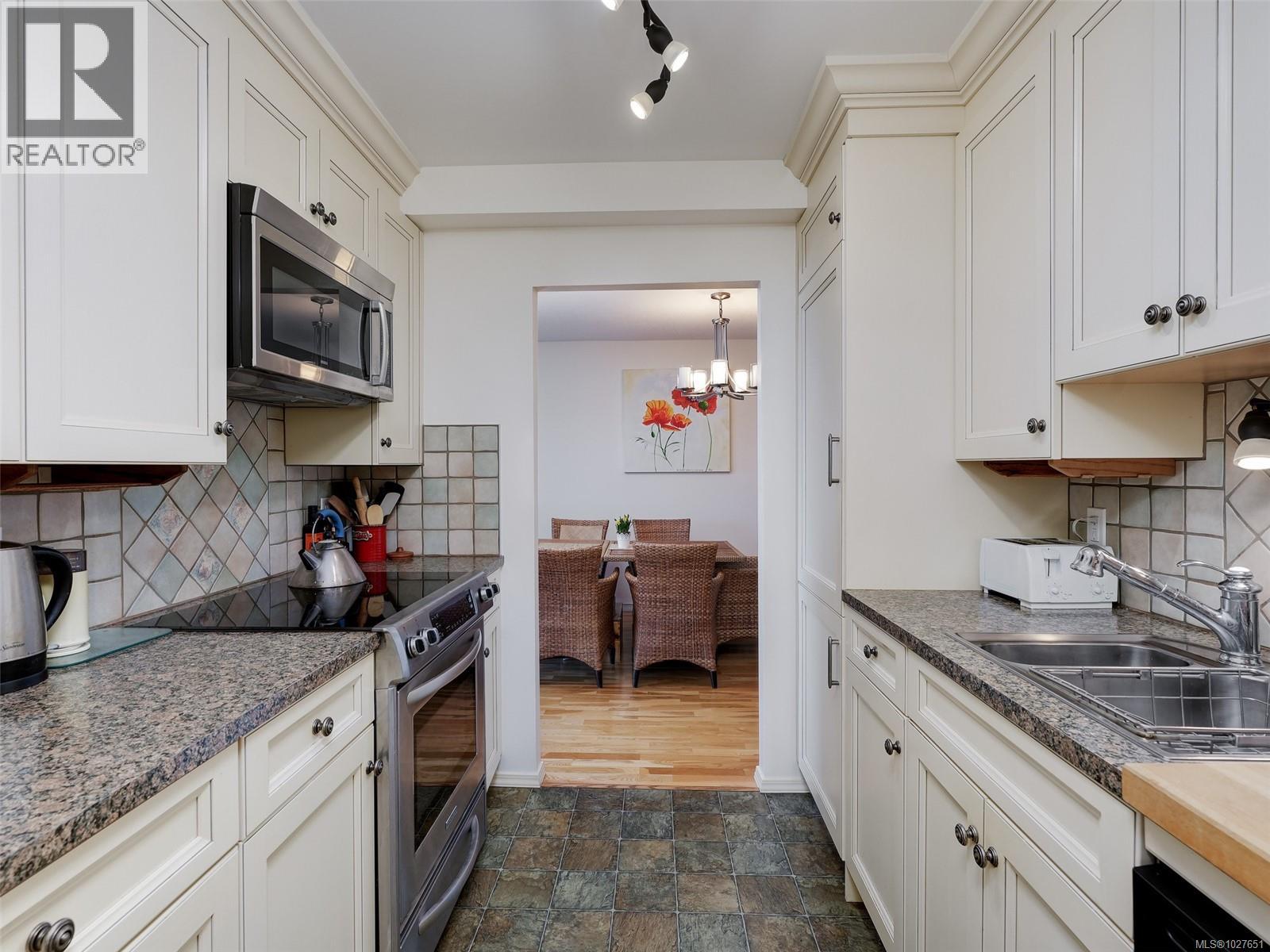 202 1440 Beach Drive, Oak Bay