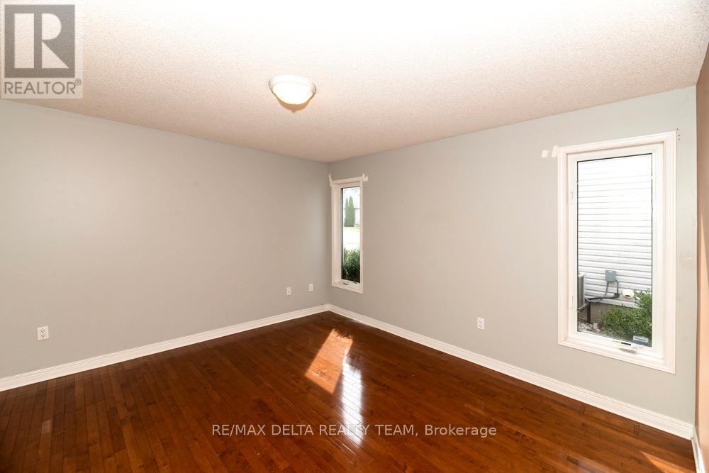 150 SANDRA CRESCENT - 23