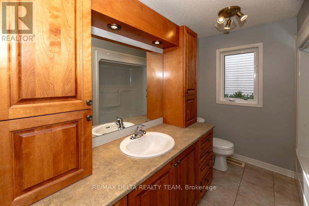 150 SANDRA CRESCENT - 25
