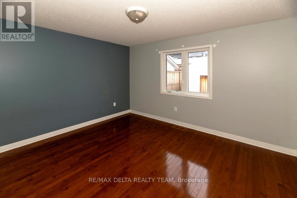 150 SANDRA CRESCENT - 26