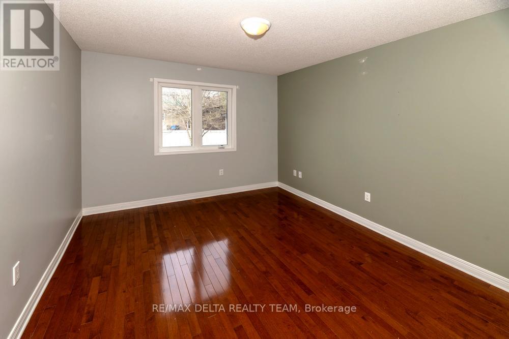 150 SANDRA CRESCENT - 27