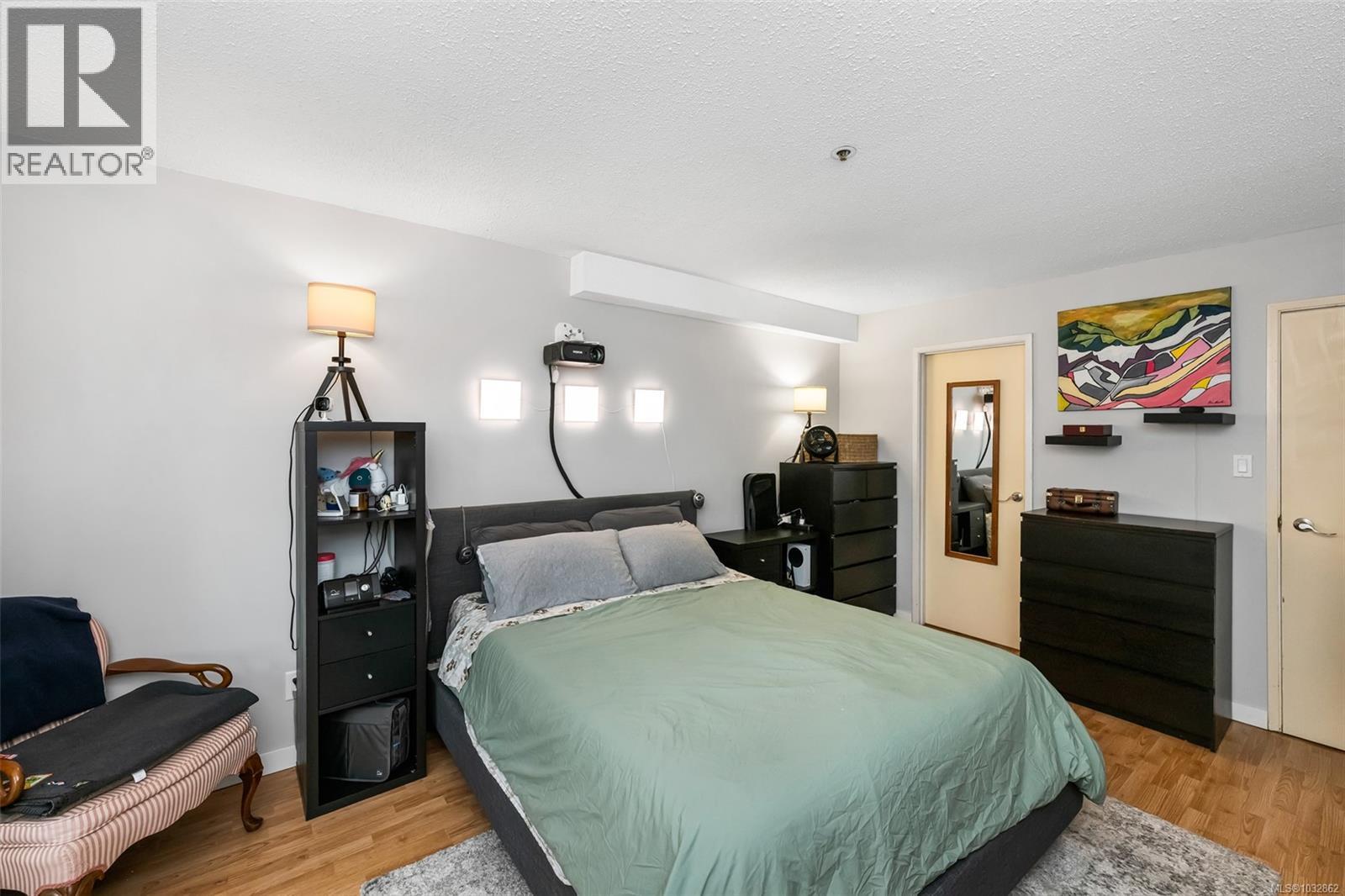 #8 949 Cloverdale Ave - 16