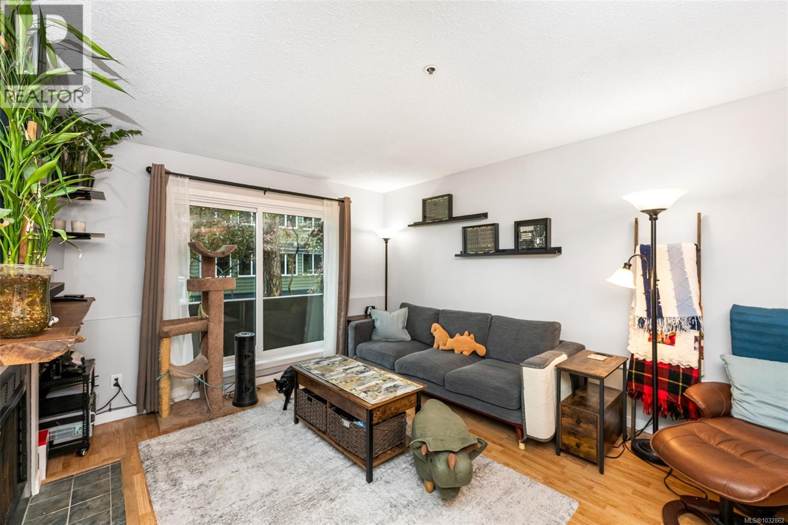 #8 949 Cloverdale Ave - 2