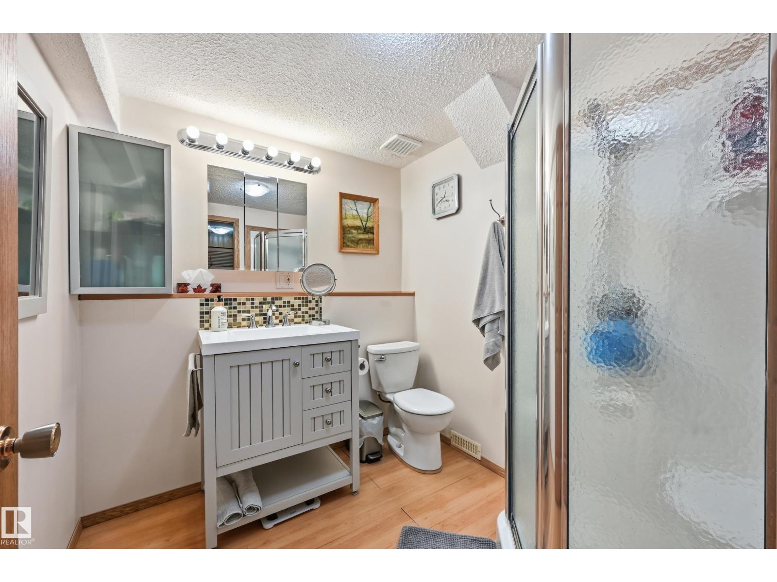 8305 157 AV NW, Edmonton