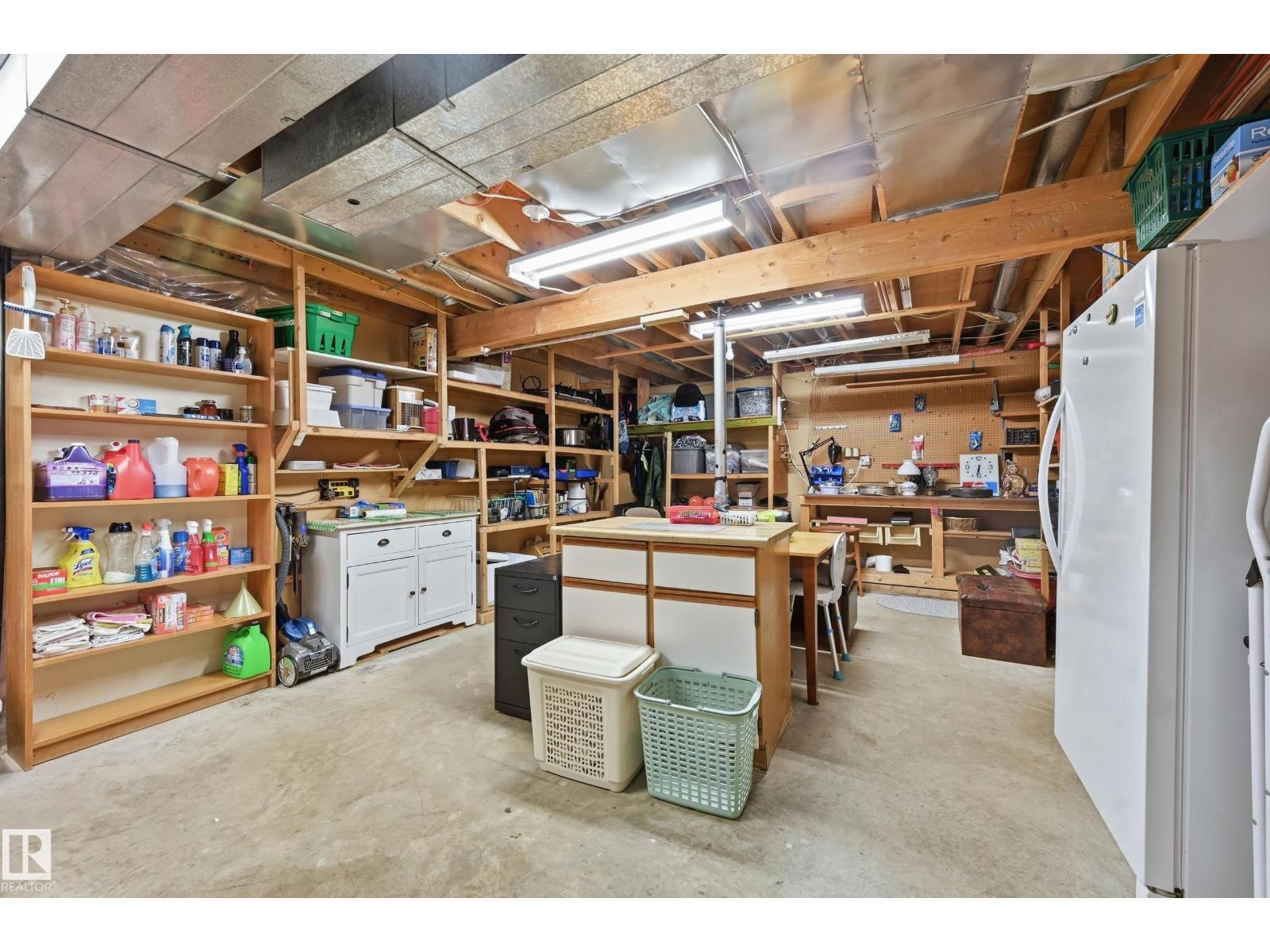 8305 157 AV NW, Edmonton