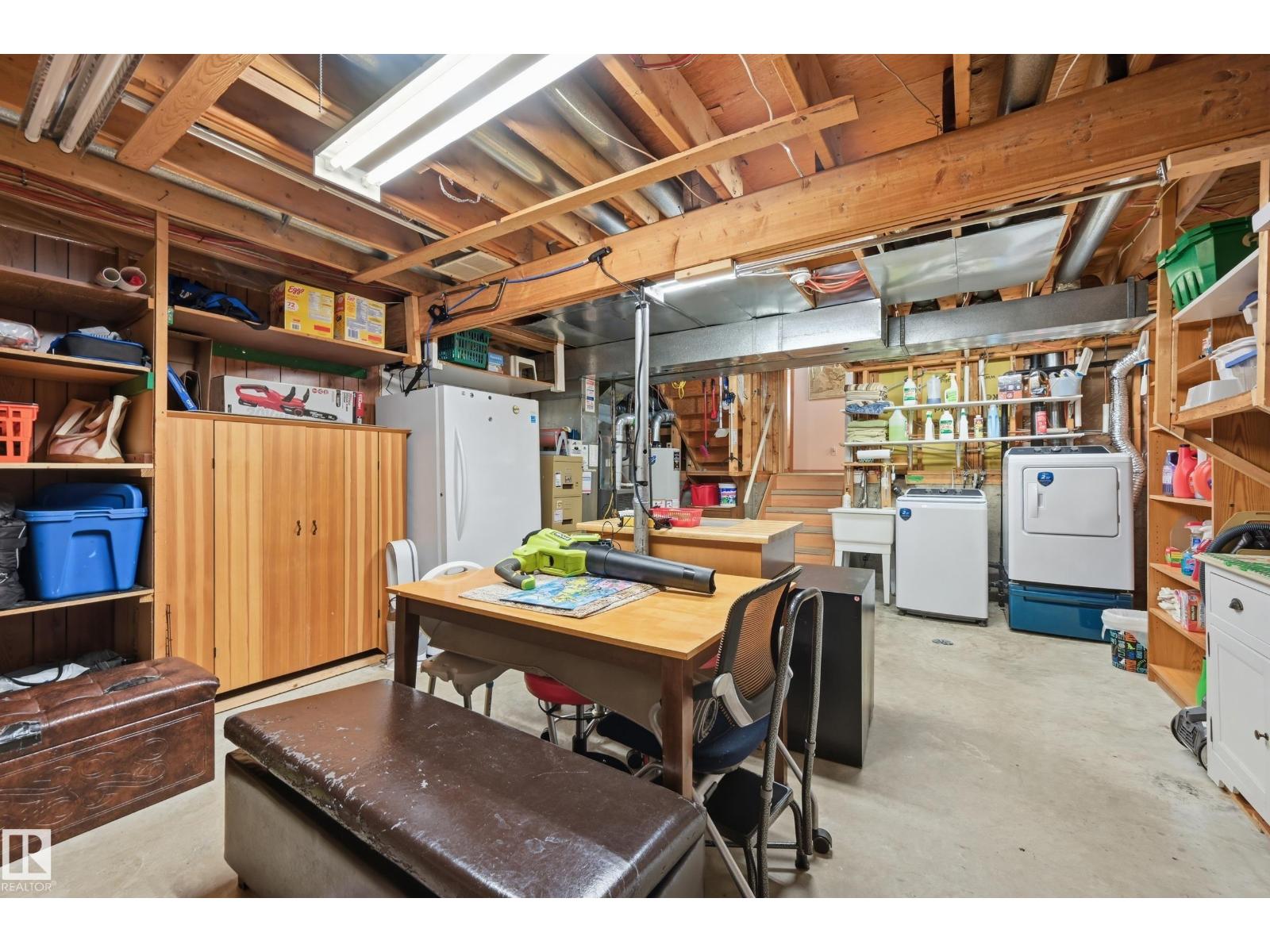8305 157 AV NW, Edmonton