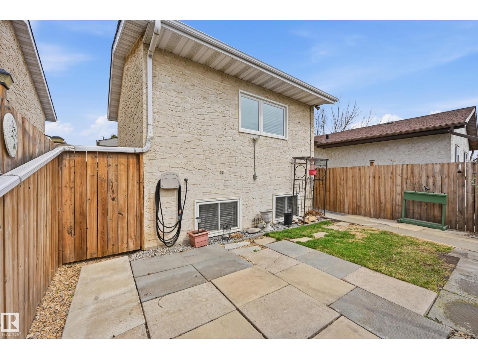8305 157 AV NW, Edmonton