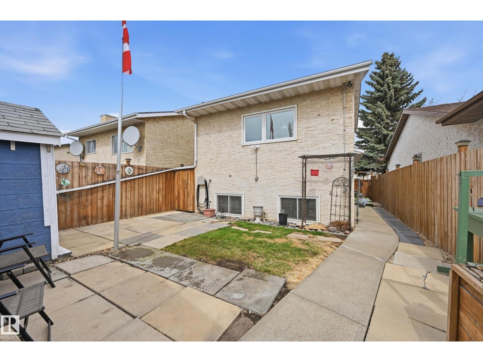 8305 157 AV NW, Edmonton