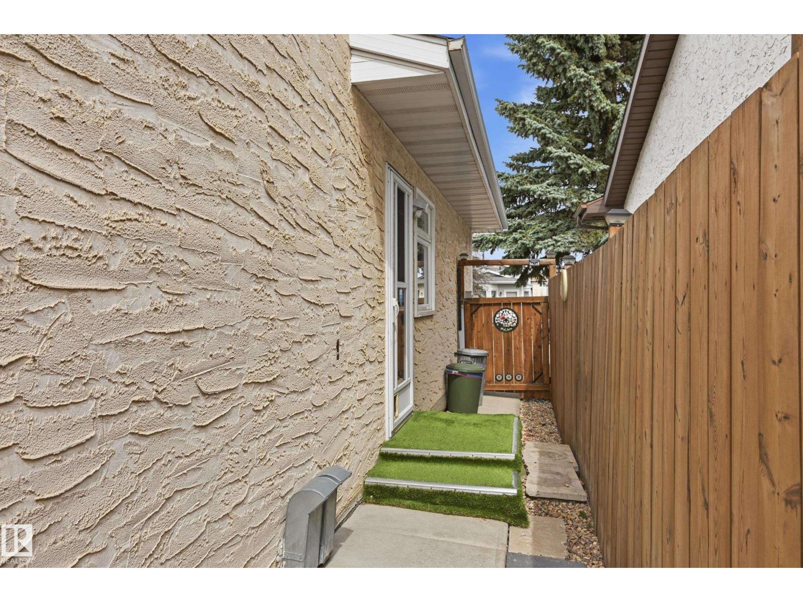 8305 157 AV NW, Edmonton