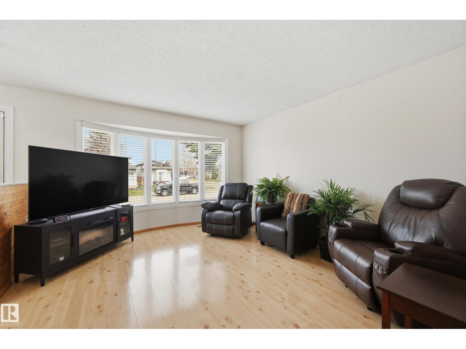 8305 157 AV NW, Edmonton