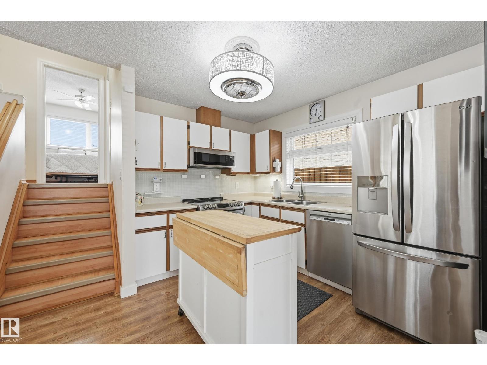 8305 157 AV NW, Edmonton