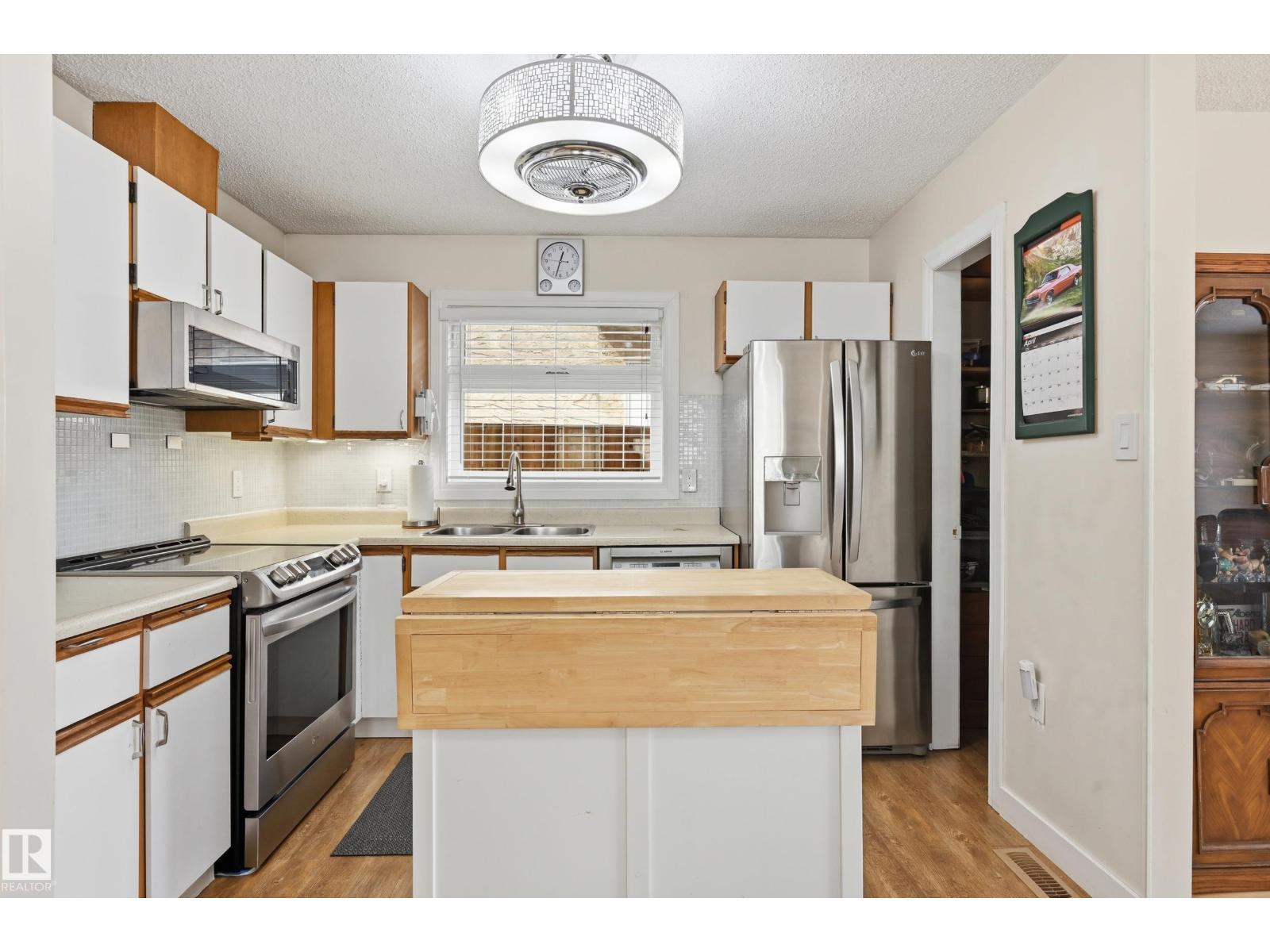 8305 157 AV NW, Edmonton