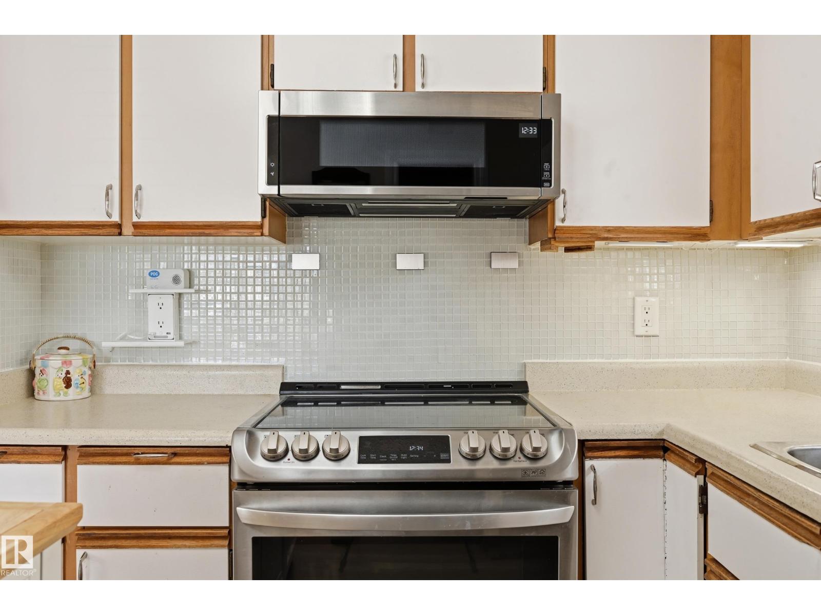8305 157 AV NW, Edmonton
