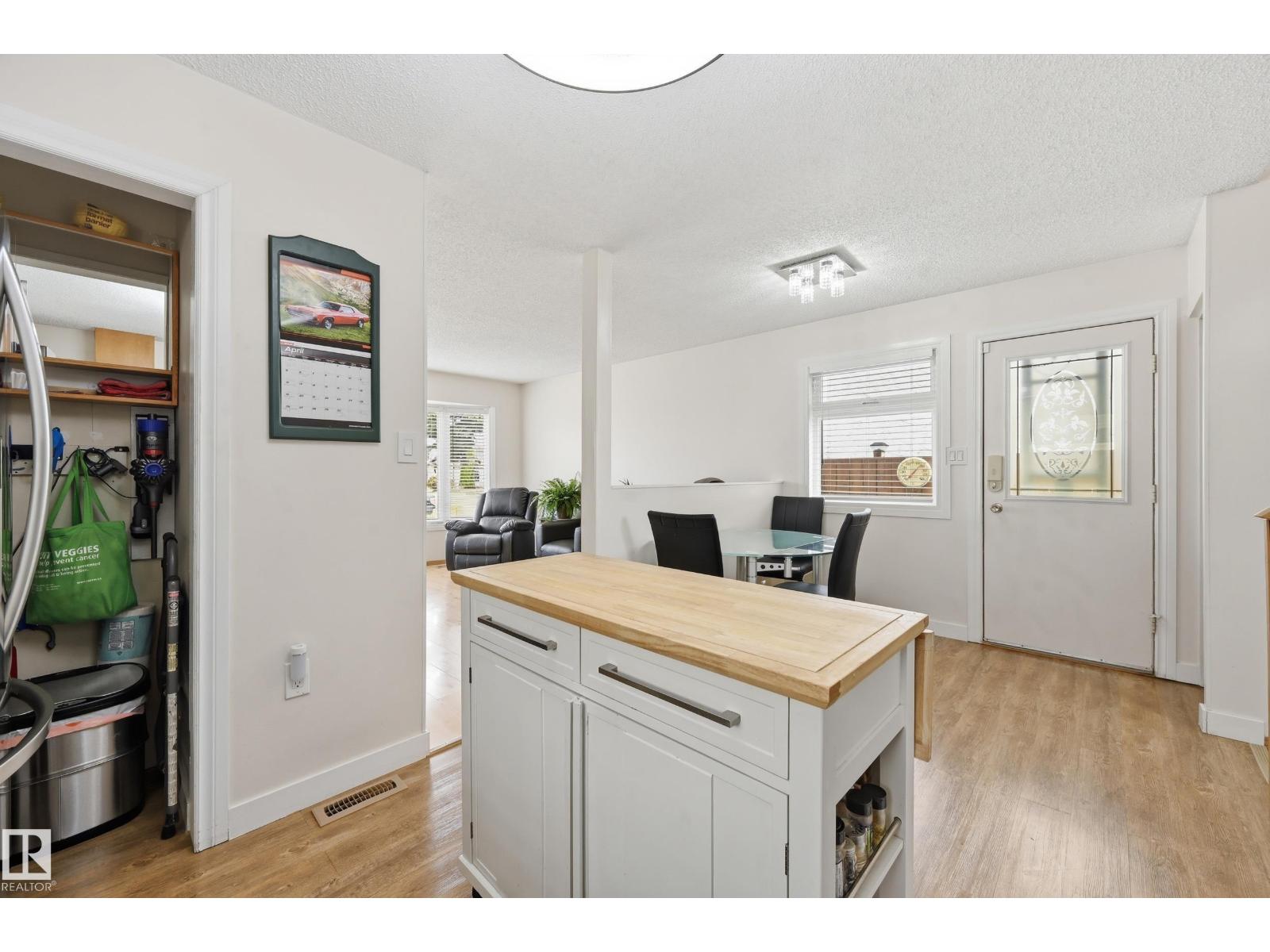 8305 157 AV NW, Edmonton