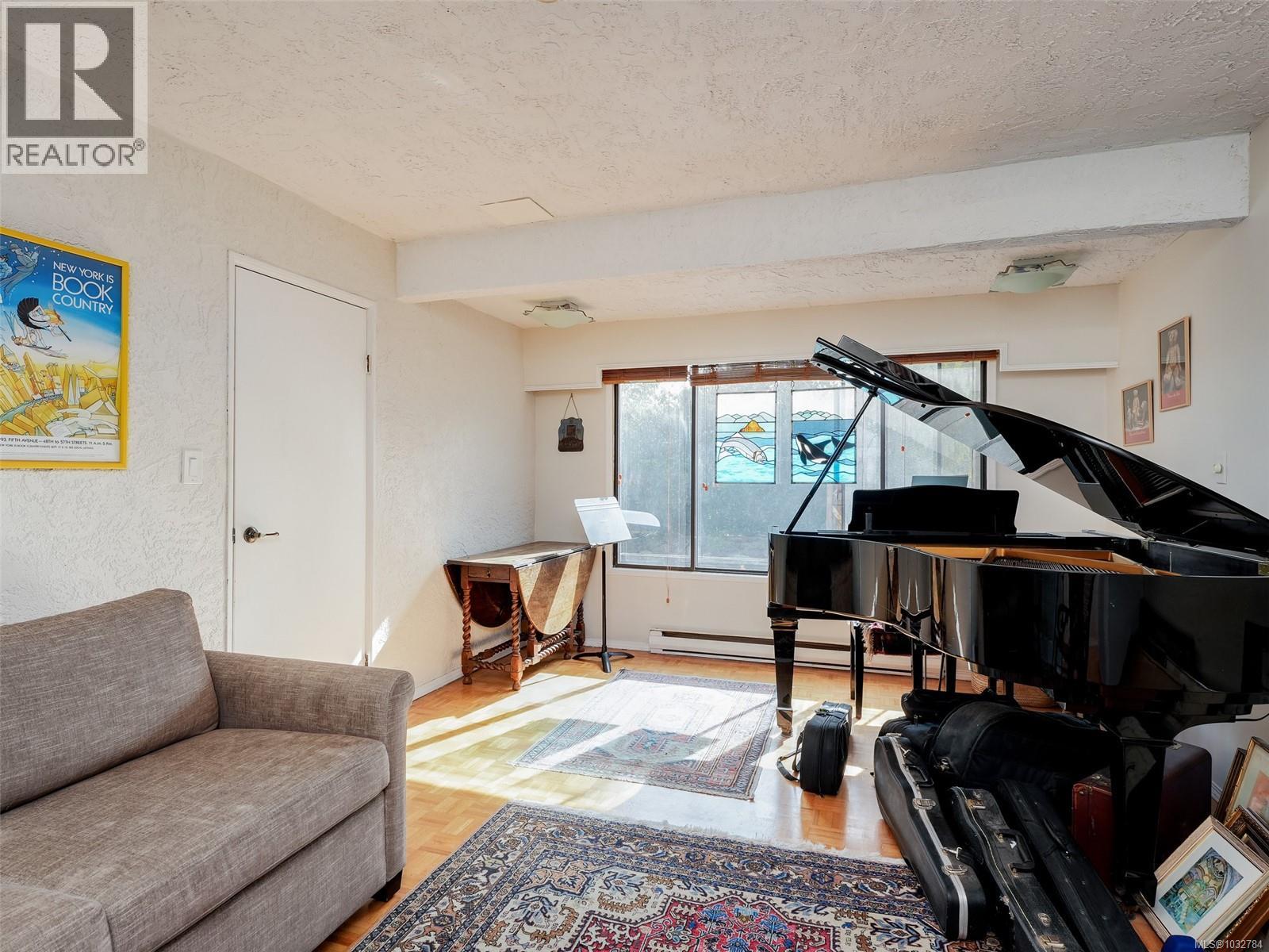  1018 Terrace Avenue, Victoria