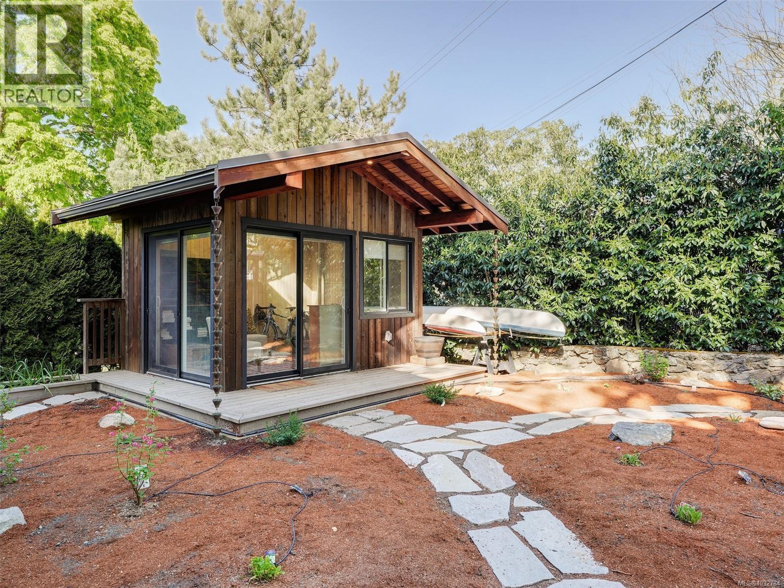  1018 Terrace Avenue, Victoria