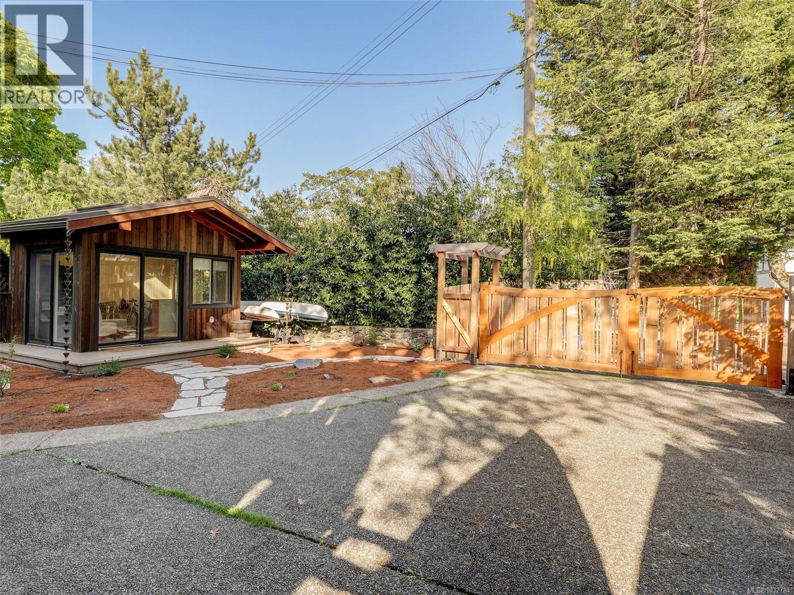  1018 Terrace Avenue, Victoria