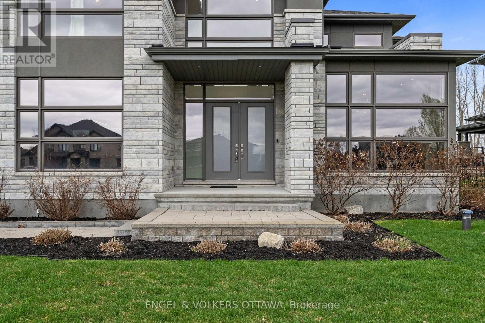 132 DUNBLANE WAY - 3
