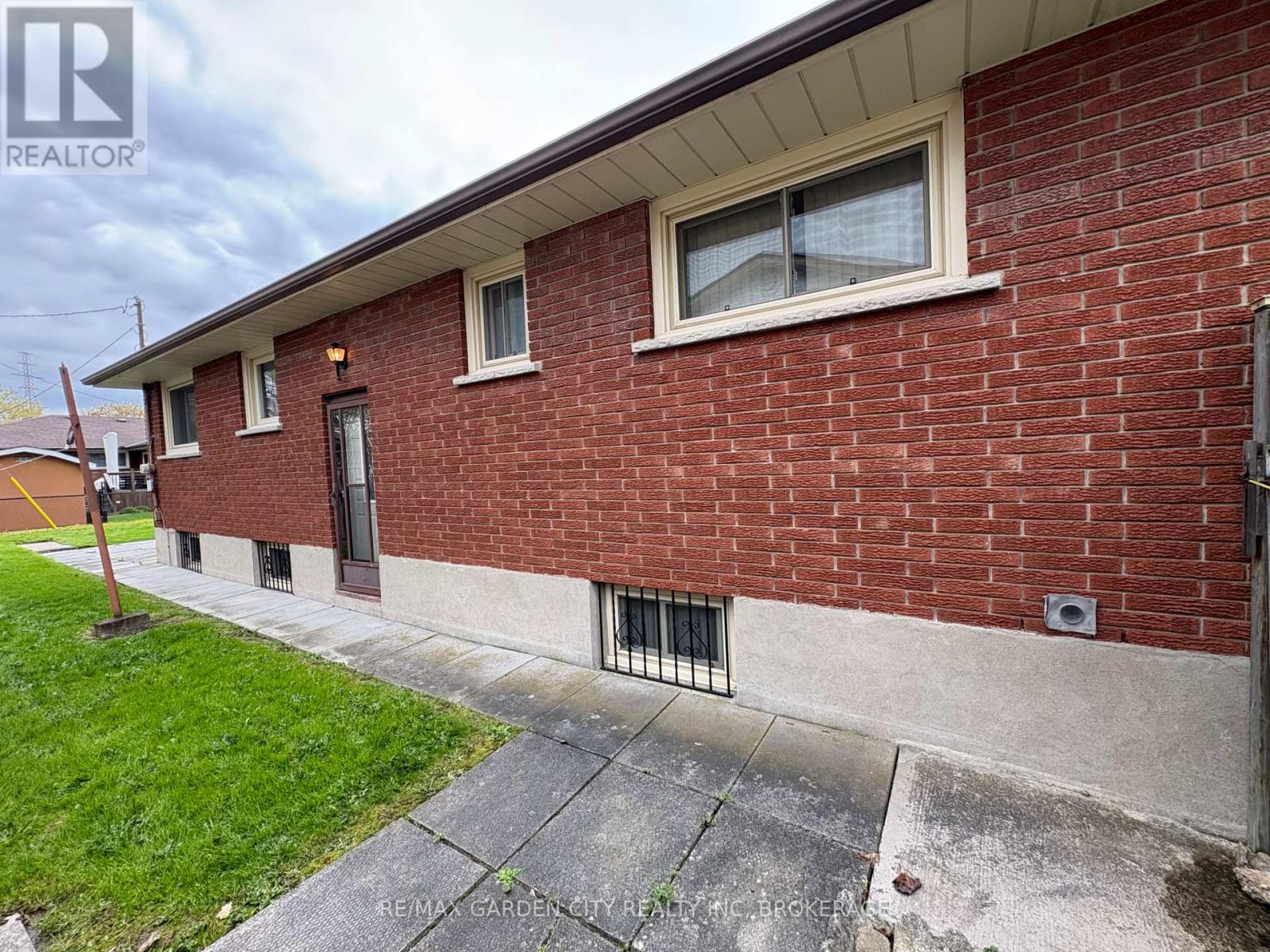 69 STRATHMORE CRESCENT - 3