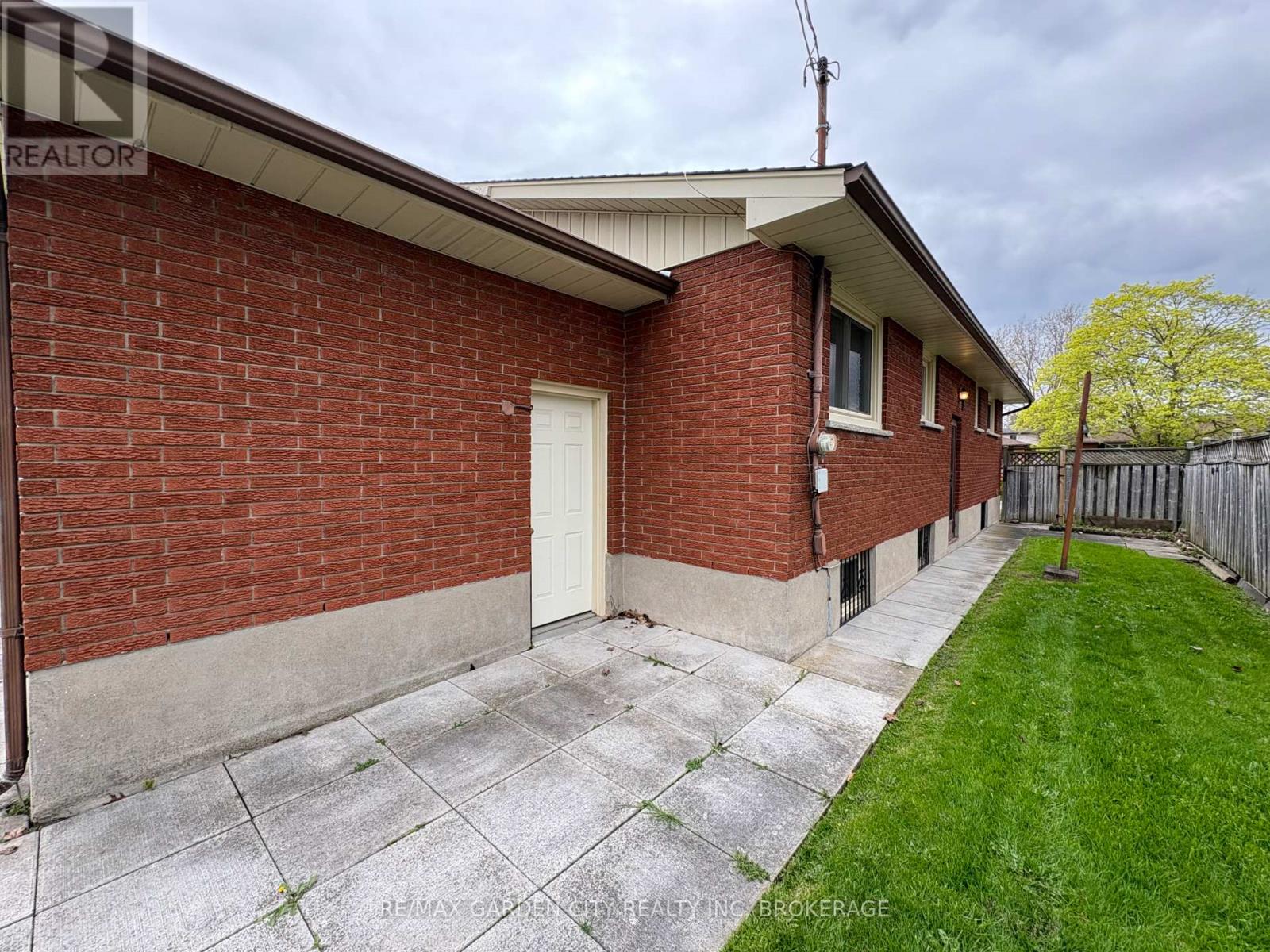 69 STRATHMORE CRESCENT - 4