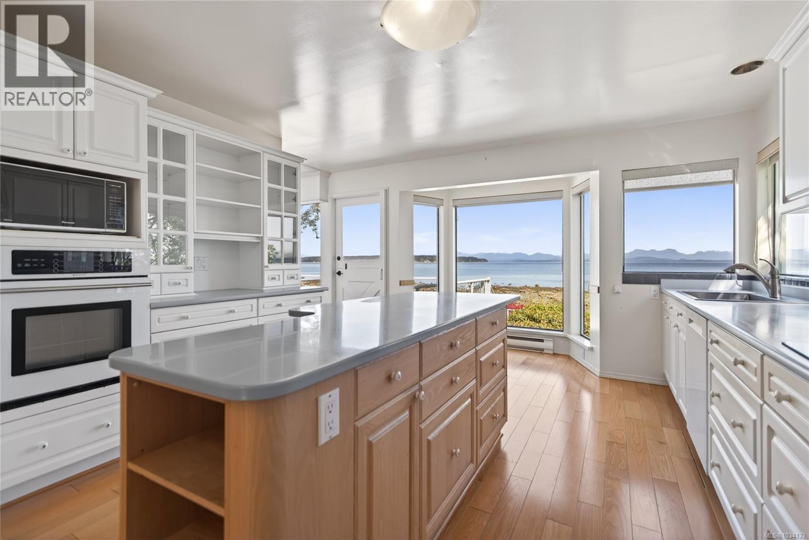 3643 Island Hwy S - 4
