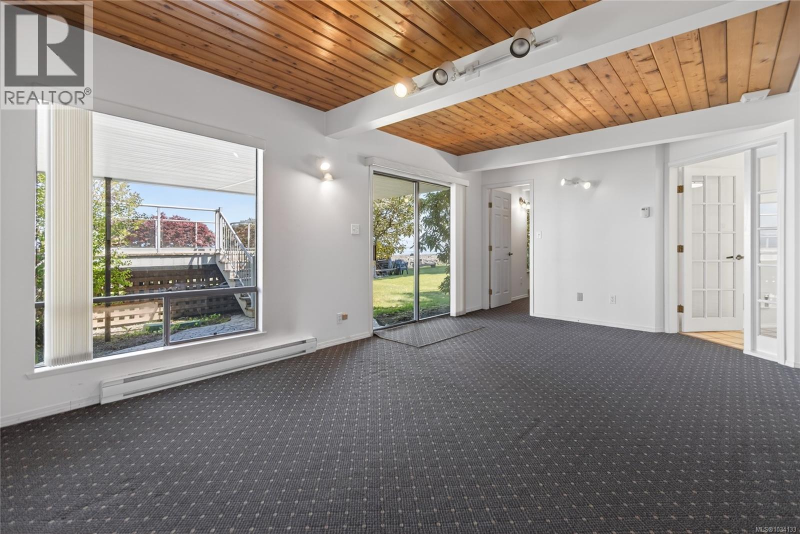 3643 Island Hwy S - 46