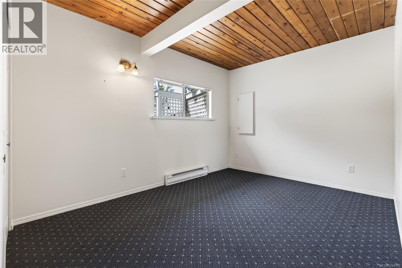 3643 Island Hwy S - 49