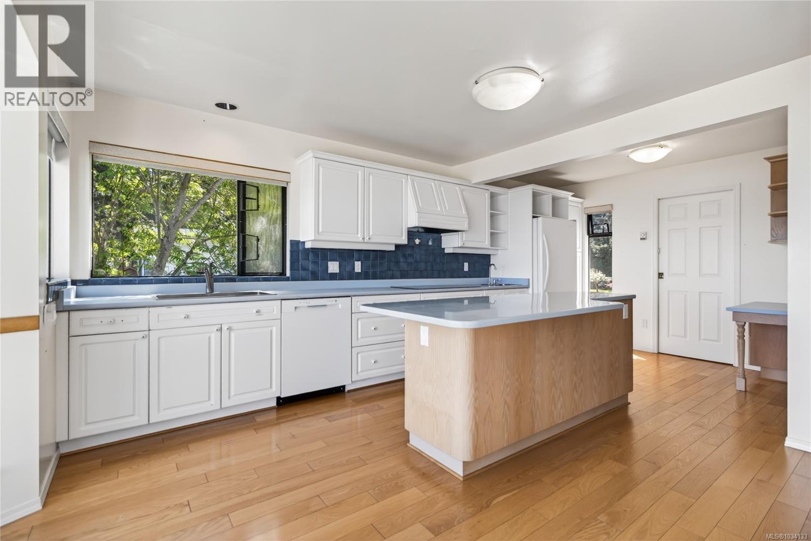 3643 Island Hwy S - 5