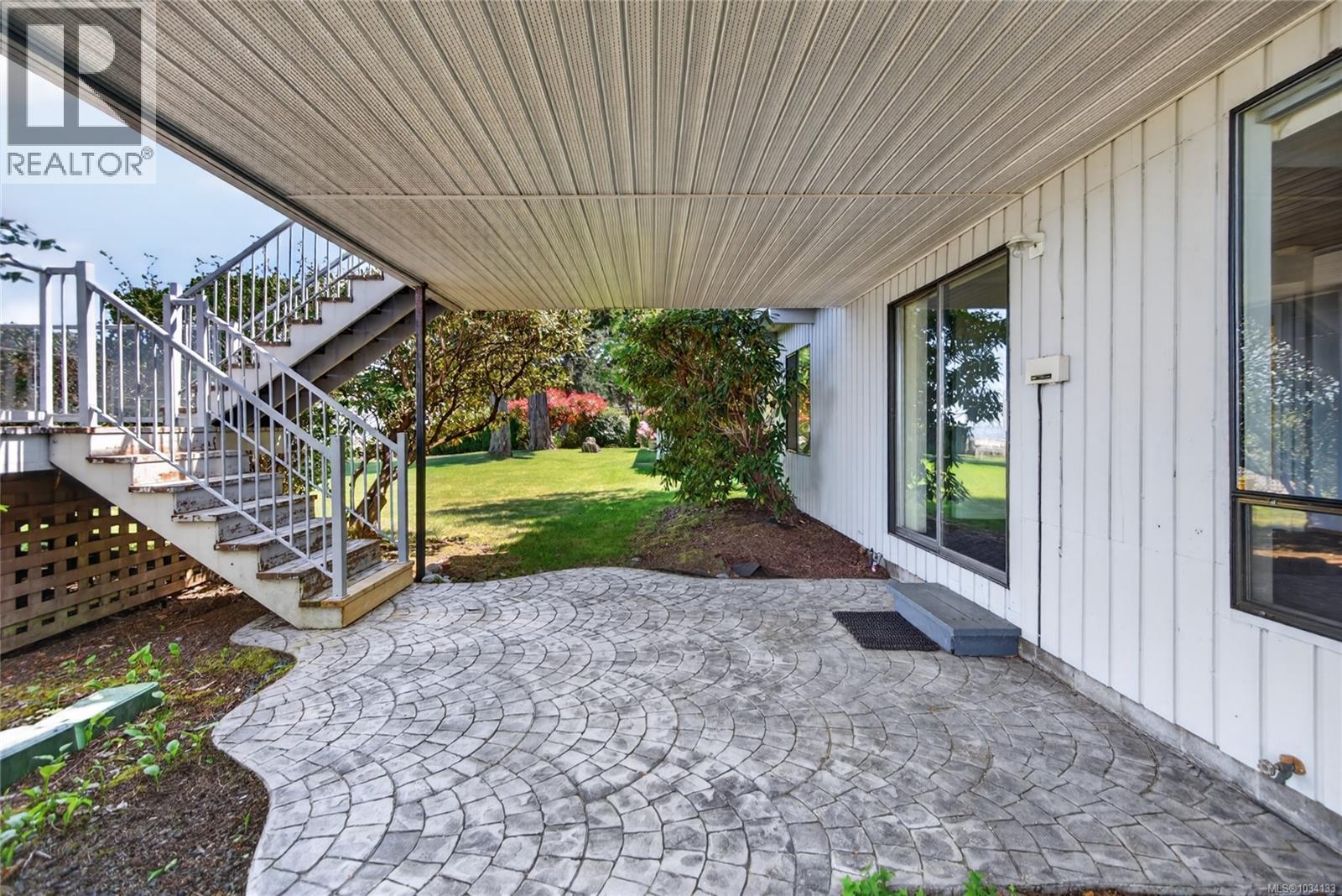 3643 Island Hwy S - 63