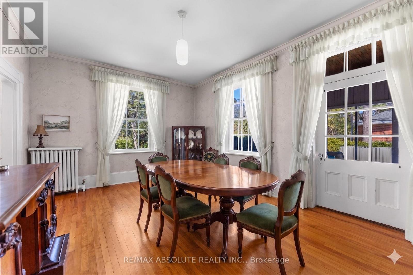 277 JOHN STREET N - 10
