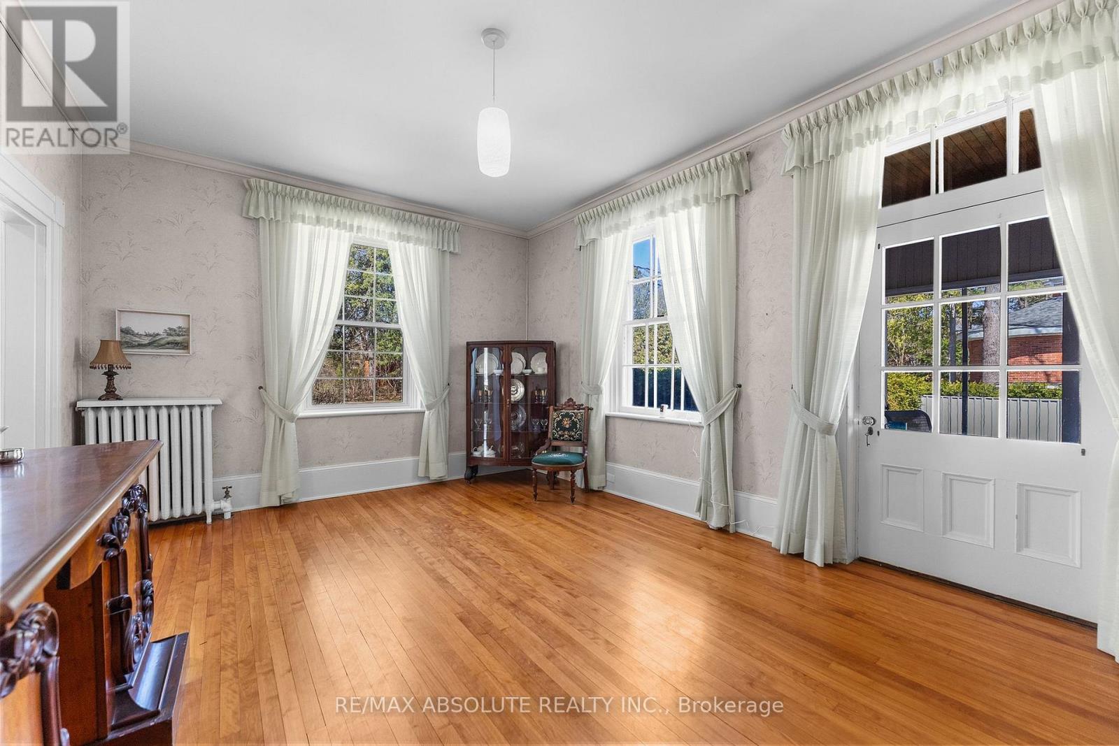 277 JOHN STREET N - 11