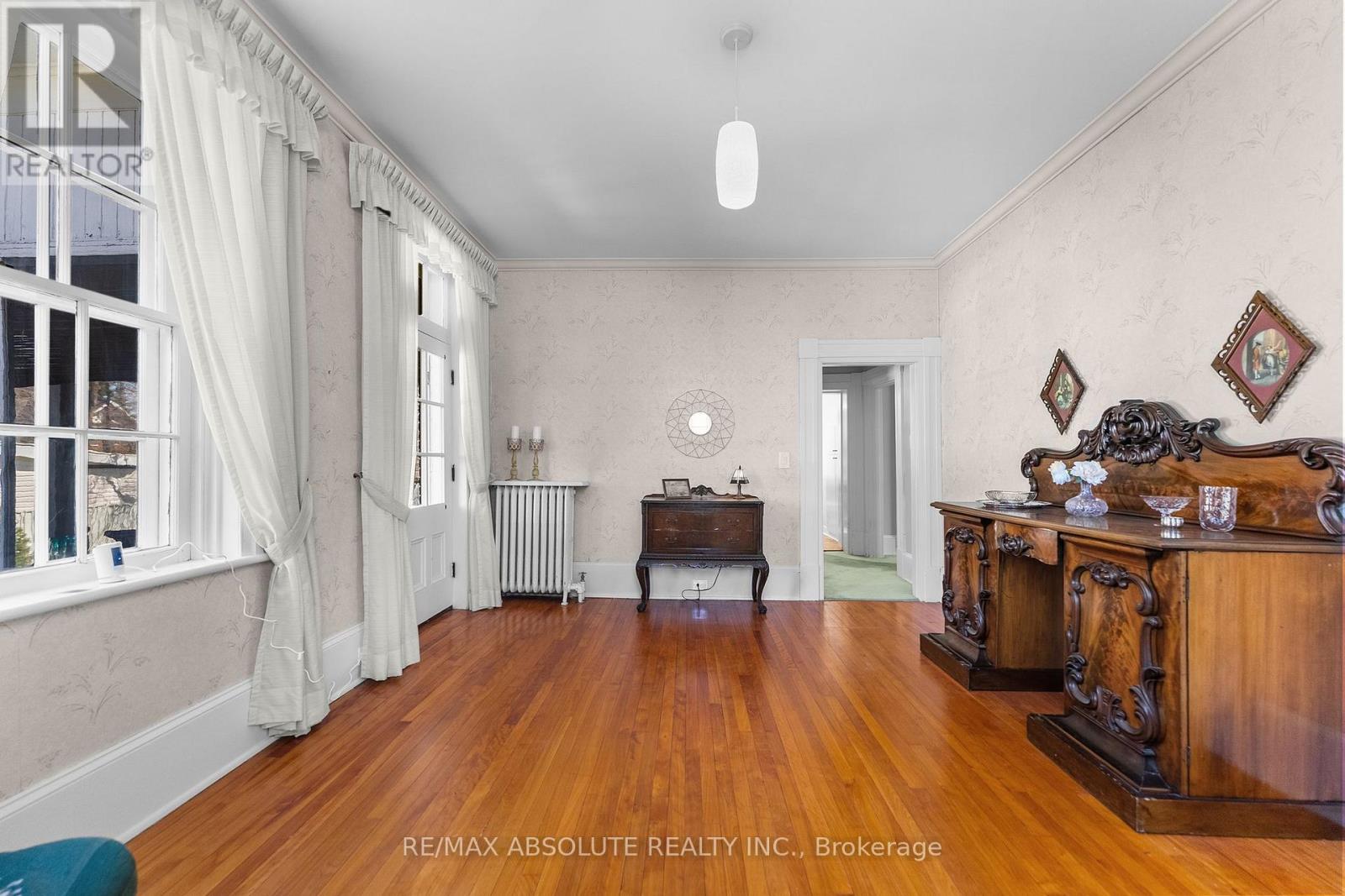 277 JOHN STREET N - 12