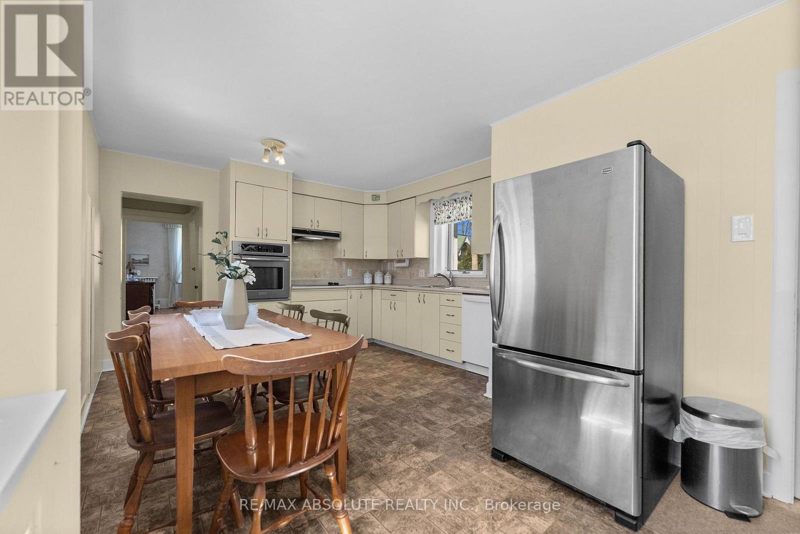 277 JOHN STREET N - 15