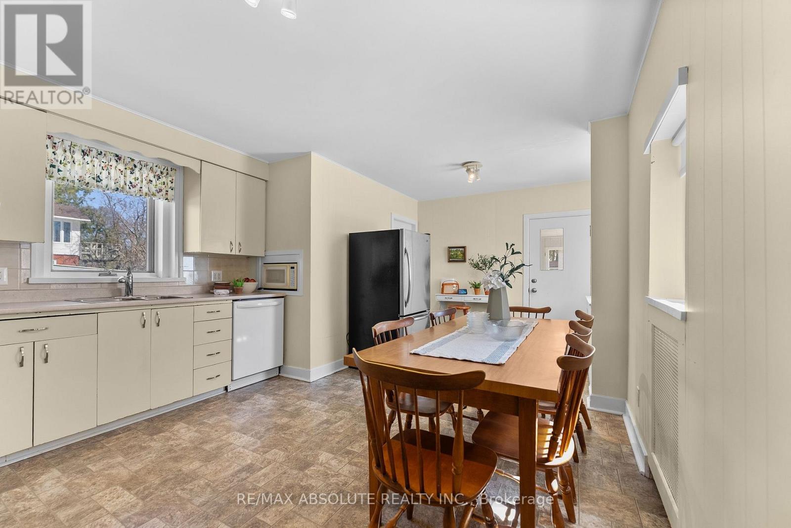 277 JOHN STREET N - 16