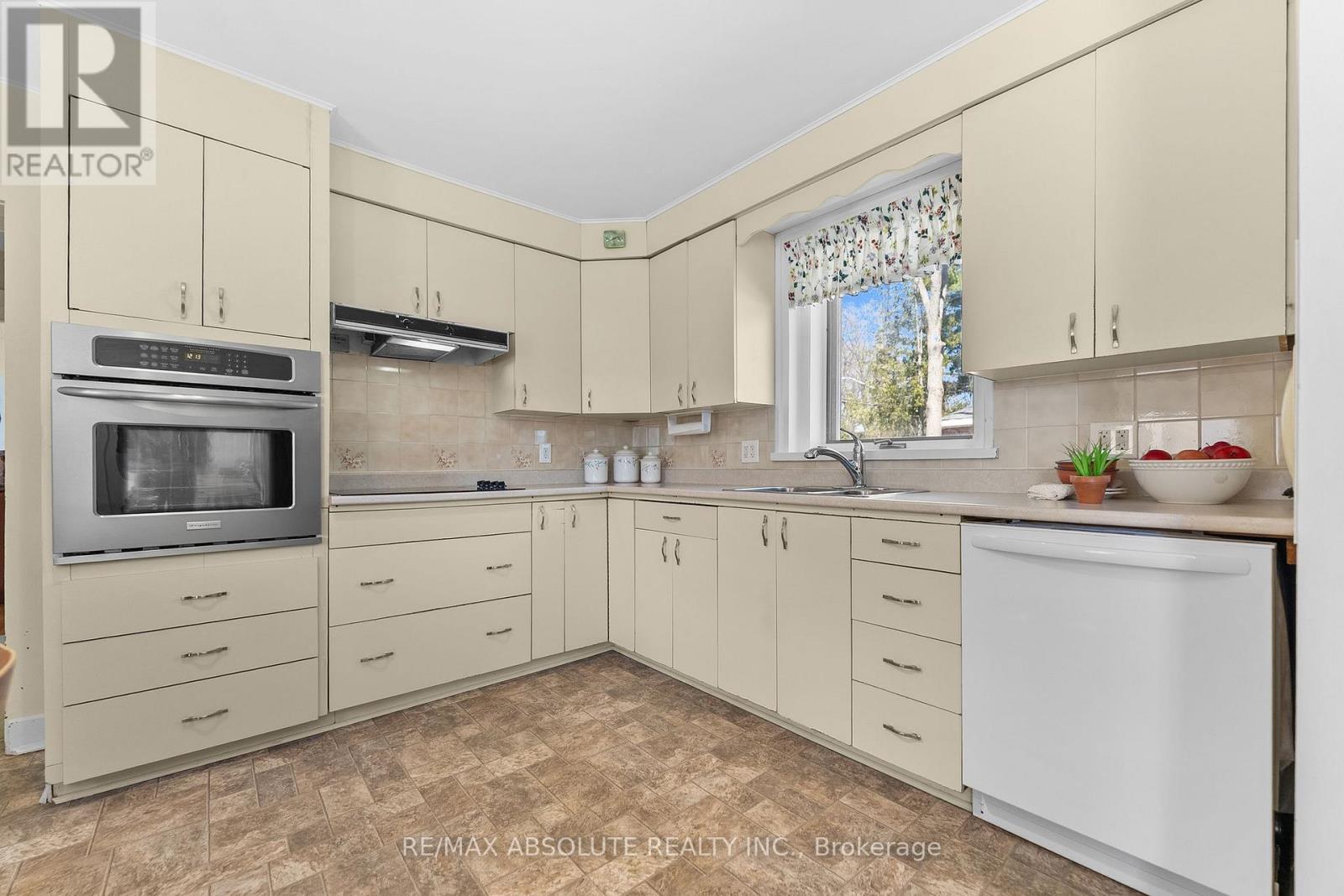 277 JOHN STREET N - 17