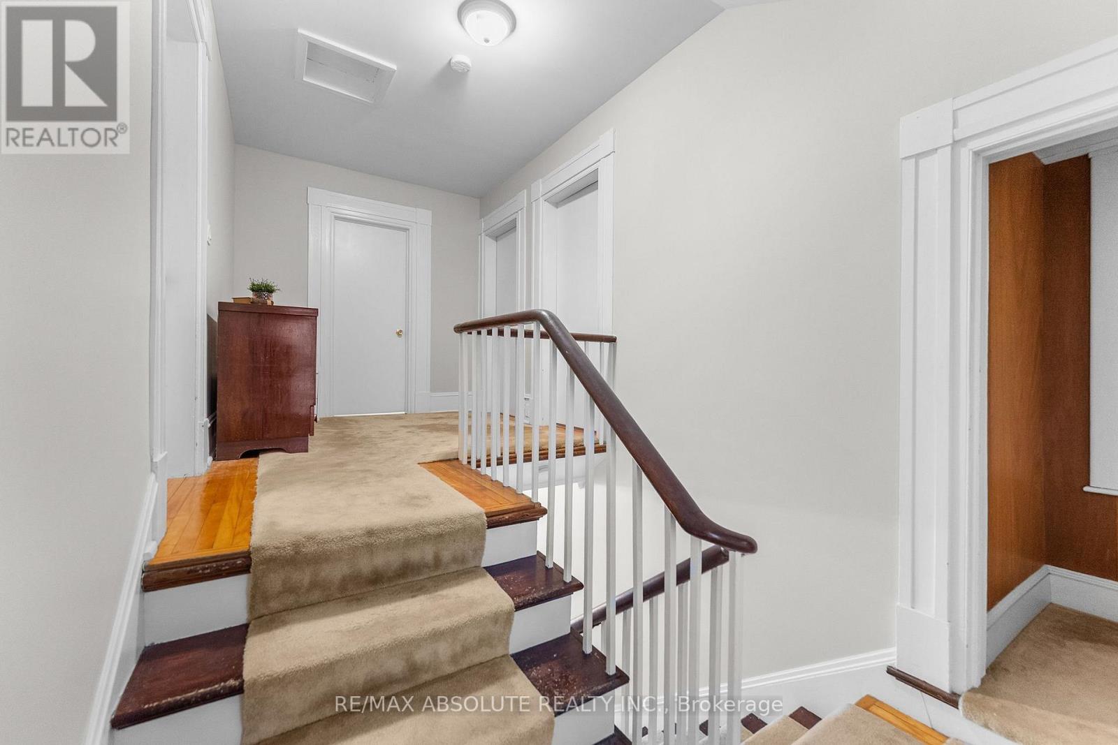 277 JOHN STREET N - 21
