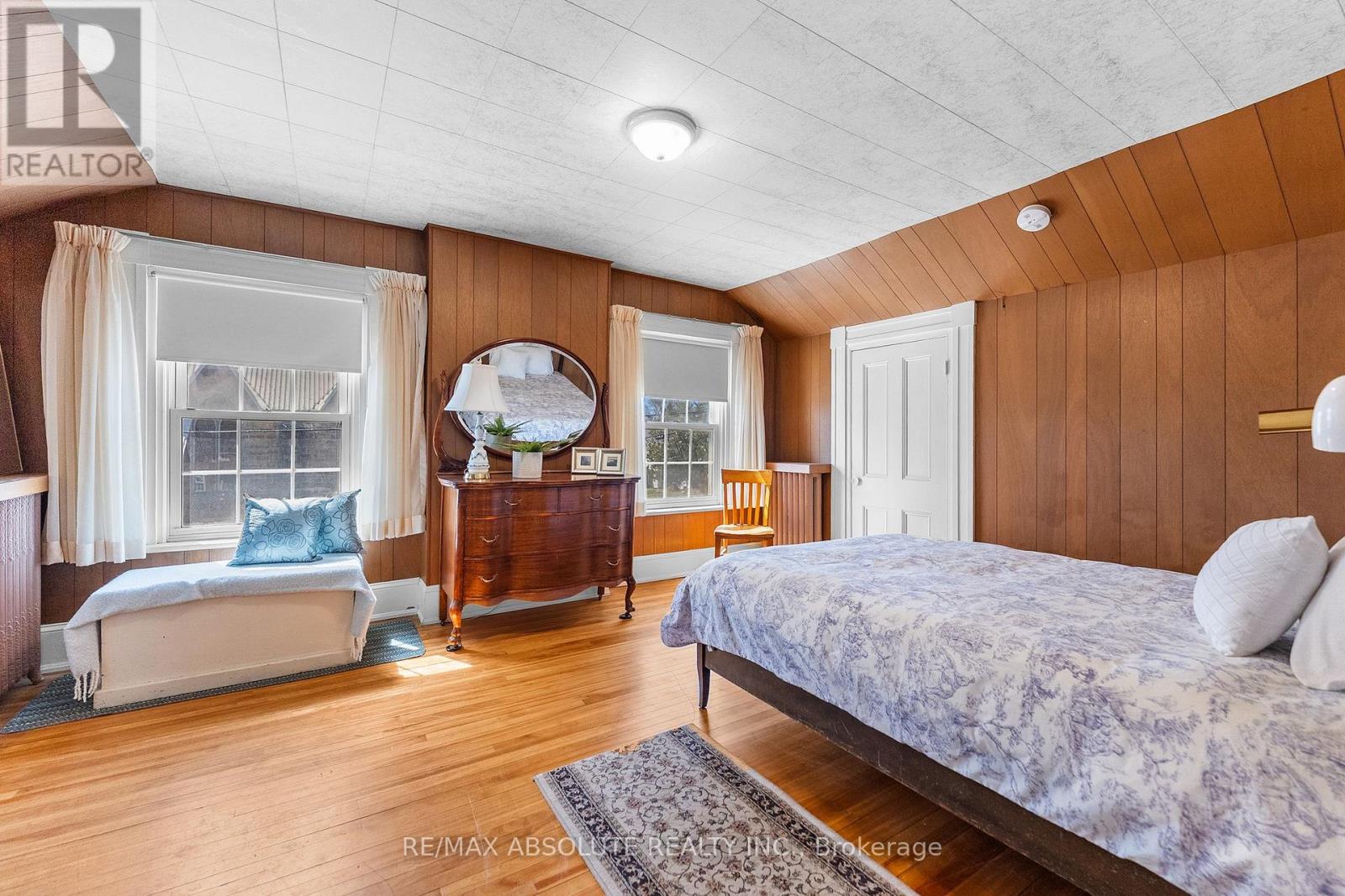 277 JOHN STREET N - 22