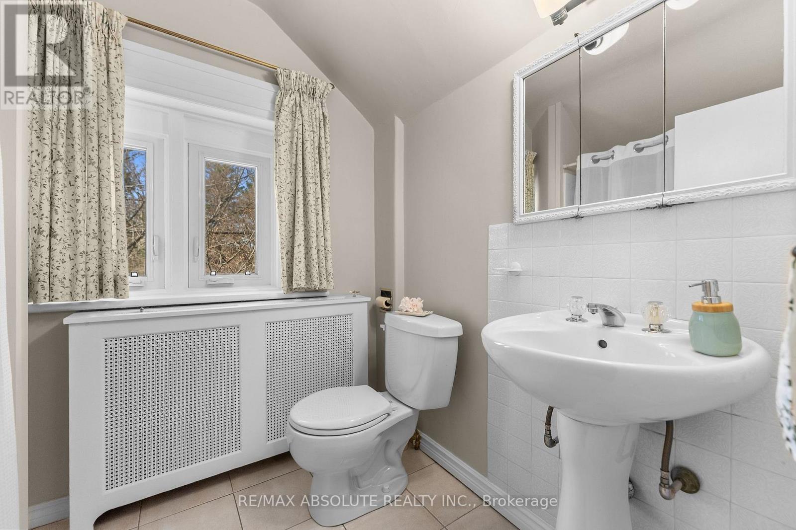 277 JOHN STREET N - 26