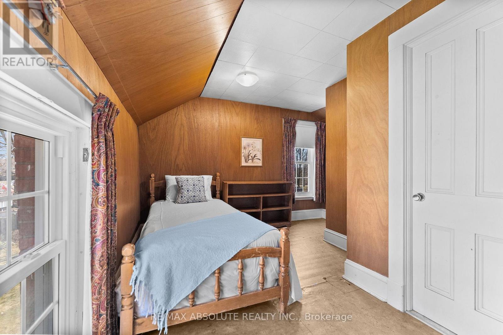 277 JOHN STREET N - 28