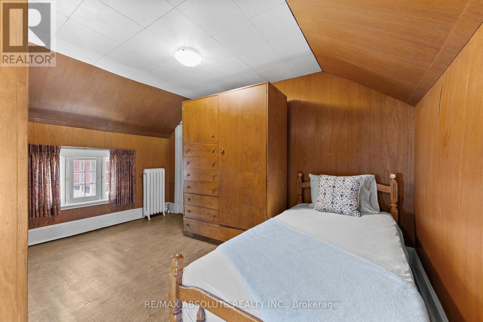 277 JOHN STREET N - 29