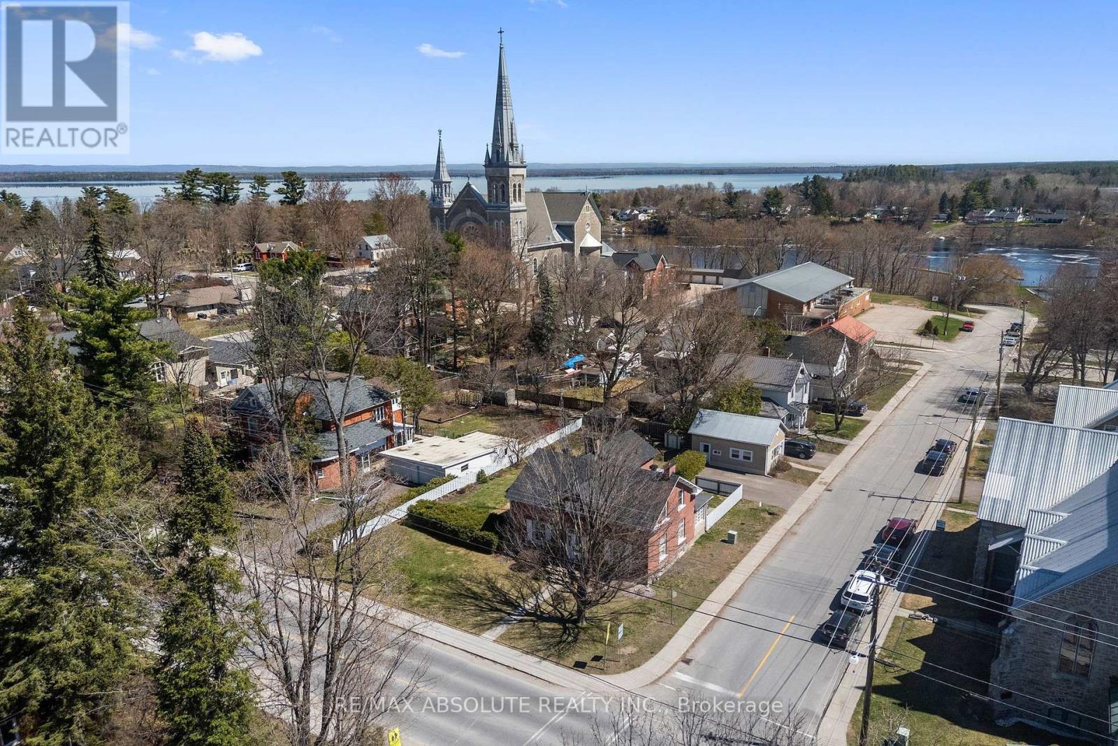 277 JOHN STREET N - 3