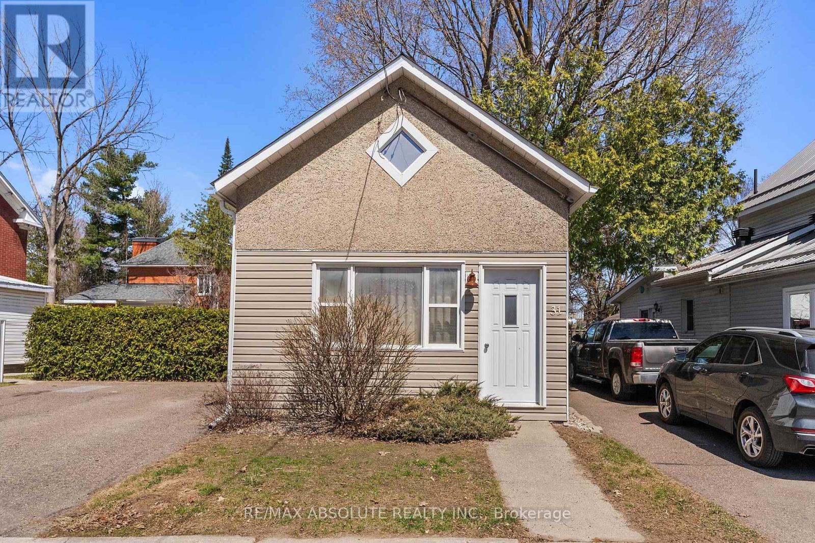 277 JOHN STREET N - 31