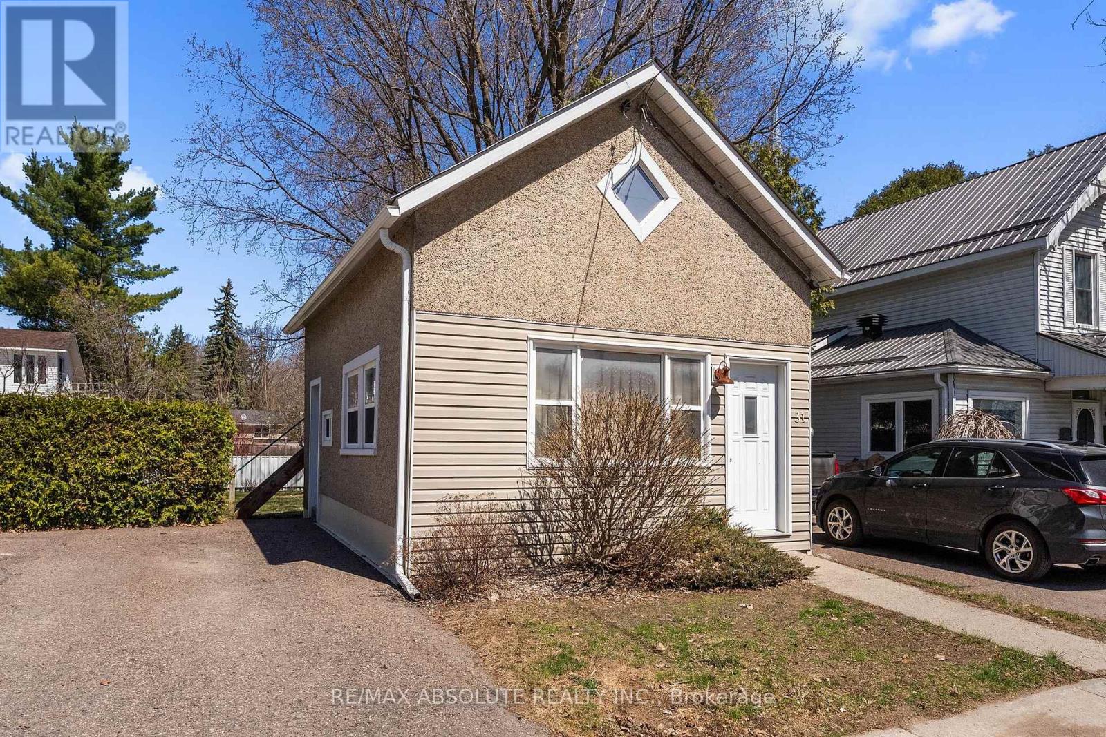 277 JOHN STREET N - 32