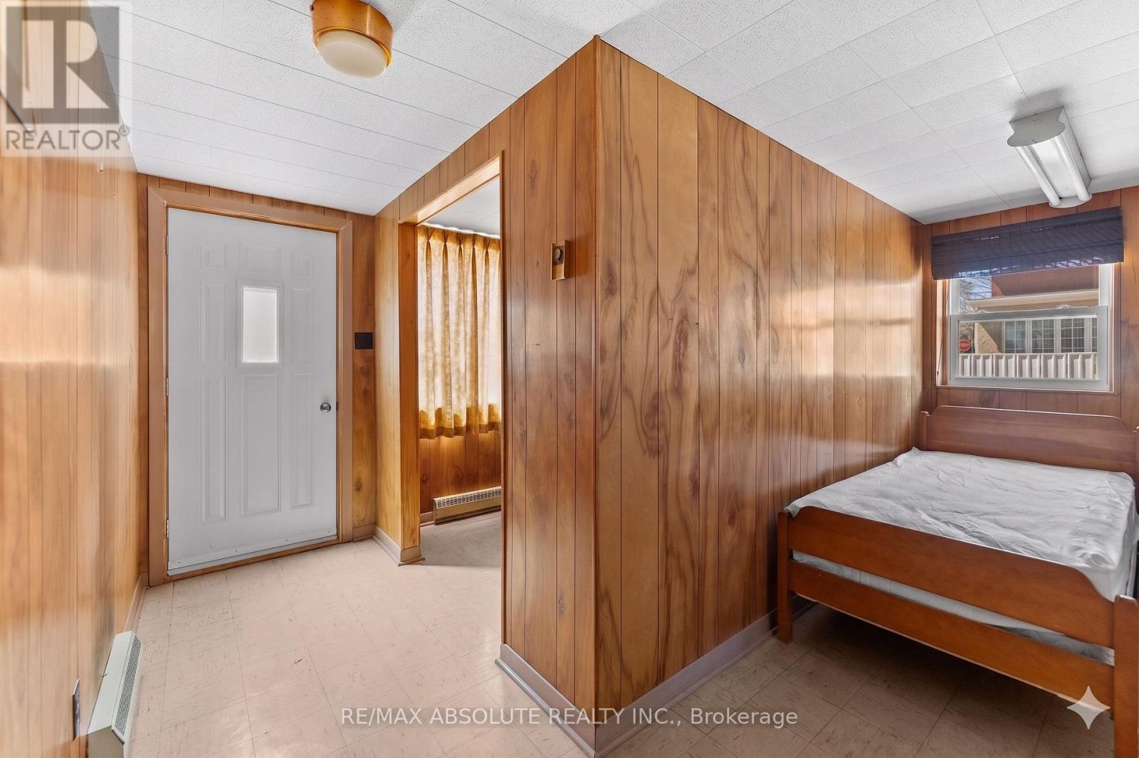 277 JOHN STREET N - 33