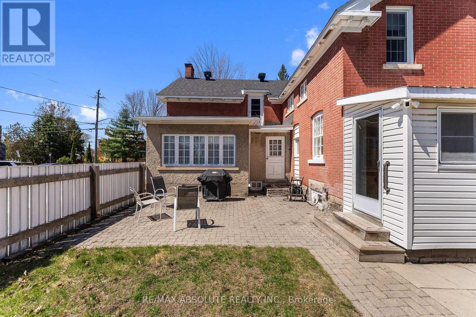 277 JOHN STREET N - 36