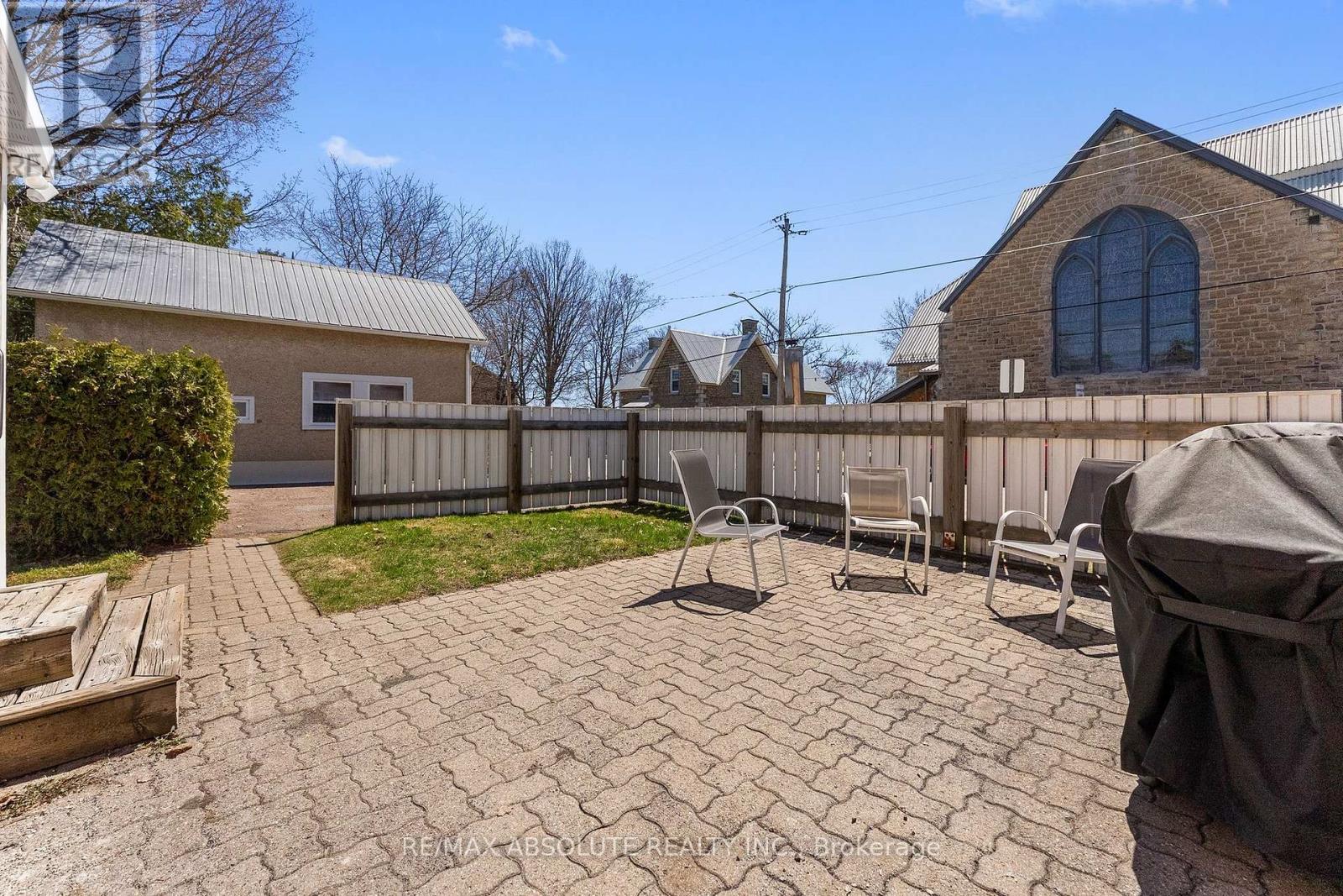 277 JOHN STREET N - 37