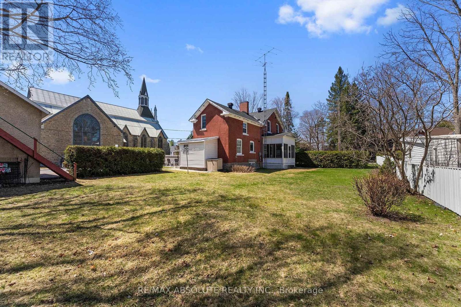 277 JOHN STREET N - 38