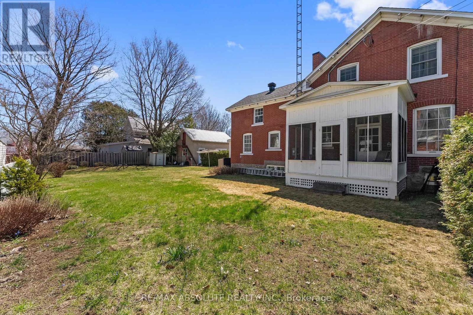 277 JOHN STREET N - 39