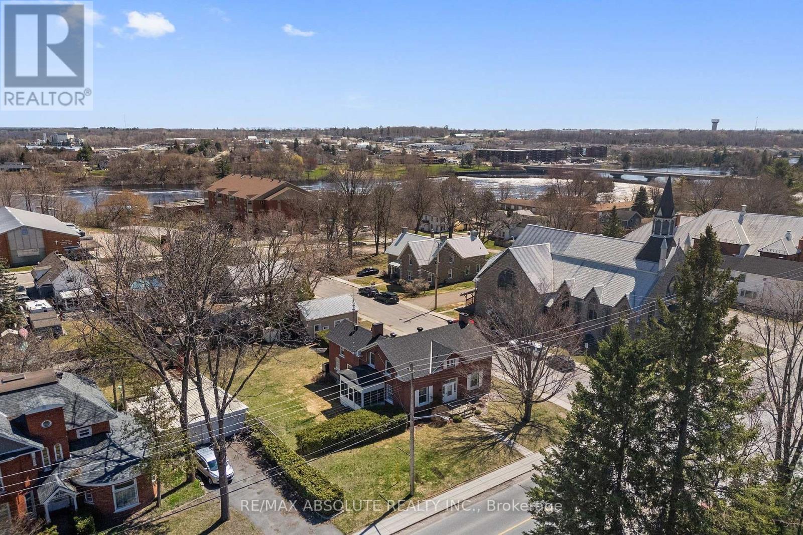 277 JOHN STREET N - 41